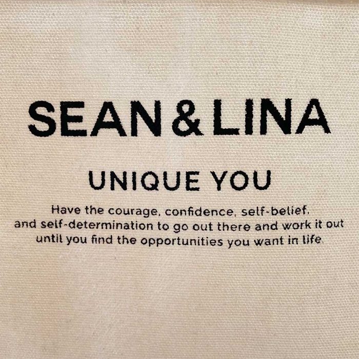 Aufschrift Tragetasche von SEAN & LINA mit dem Namen "UNIQUE YOU"